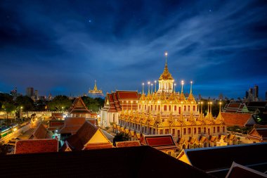 Wat Rajanaddaram worawihan Bangkok 'ta altın pagoda geçmişi olan gece, Bangkok, Tayland
