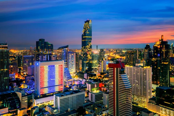 Вид Город Бангкок Крыши Здания Отеля Высоким Зданием Закатным Небом — стоковое фото