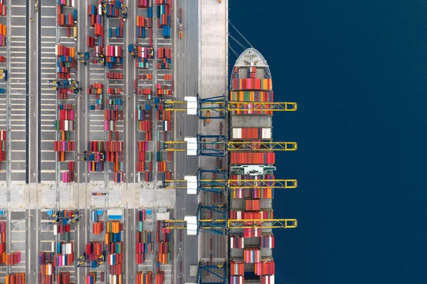항구에서 운반선 운송선 컨테이너선을 관제소 — 스톡 사진