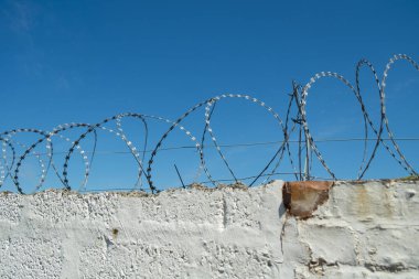 jilet litel kullanarak tuğla duvarda güvenlik önlemi