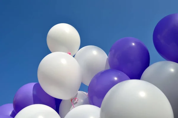 Hvite Blå Ballonger Byfestivalen Mot Blå Himmel – stockfoto