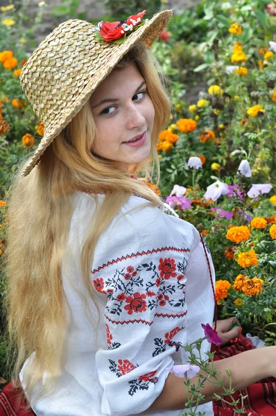 Ukrainska Tonårsflicka Traditionella Kläder Bland Blommorna — Stockfoto