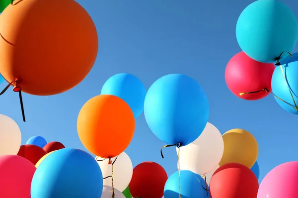 Různobarevné Balónky Městě Festival Pozadí Modré Oblohy — Stock fotografie