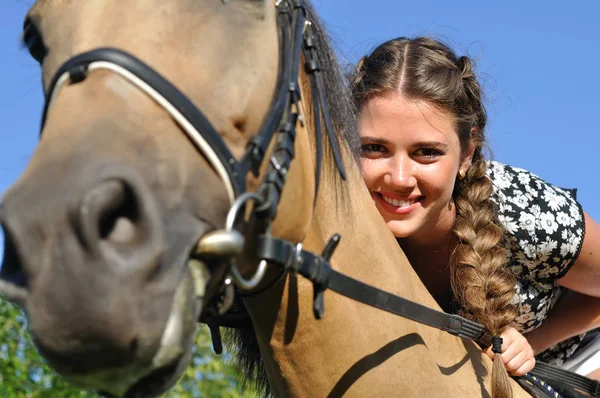 若い魅力的な女性乗馬晴れた日に乗って カメラ目線 — ストック写真