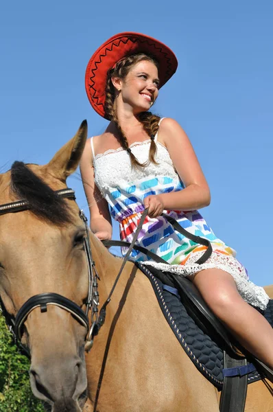 Jeune Femme Attrayante Équitation Dans Journée Ensoleillée — Photo