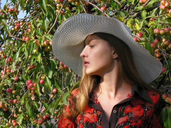 Portret Van Tiener Meisje Buurt Van Decoratieve Appelboom — Stockfoto