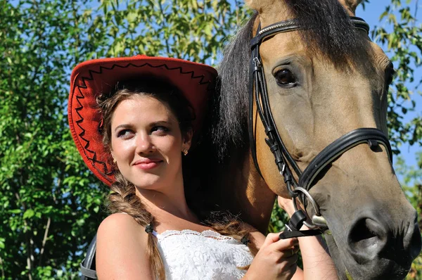 Retrato Jovem Mulher Atraente Cavalo Dia Ensolarado — Fotografia de Stock