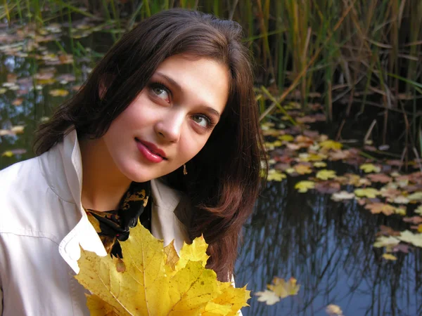 Porträtt Ung Attraktiv Kvinna Parken Hösten — Stockfoto