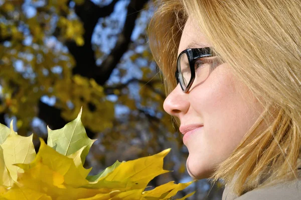 Close Portrait Teenage Girl Autumn Park — Stock Photo, Image