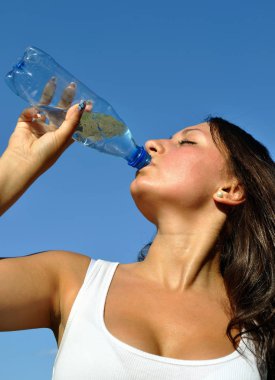         genç atletik kadın içecekler soğuk su sıcak gün, dikey kompozisyon