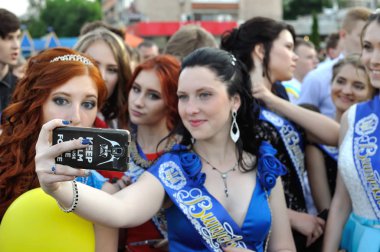Selfie kutlama geçit töreninde alarak farklı okullardan mezun