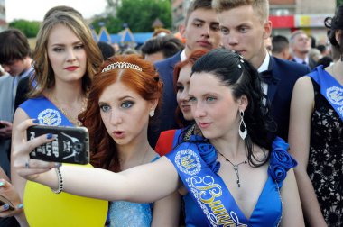 Selfie kutlama geçit töreninde alarak farklı okullardan mezun