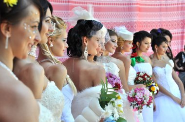 Gelin tarzı gelinler geçit güzel makyaj moda modelleri