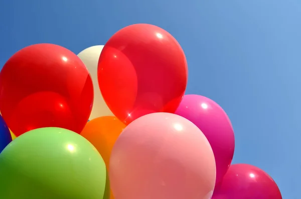 Πολύχρωμα Μπαλόνια Στην Πόλη Φεστιβάλ Φόντο Μπλε Του Ουρανού — Φωτογραφία Αρχείου