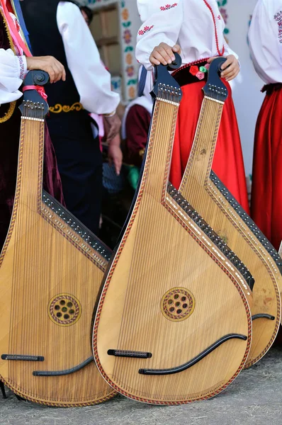 Músicos étnicos con instrumentos ucranianos bandura — Foto de Stock