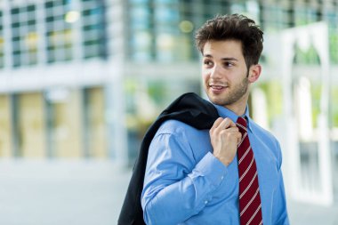 Kentsel ortamda genç işadamı 