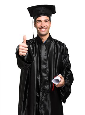 Adam mezun gösteren başparmak yukarı 