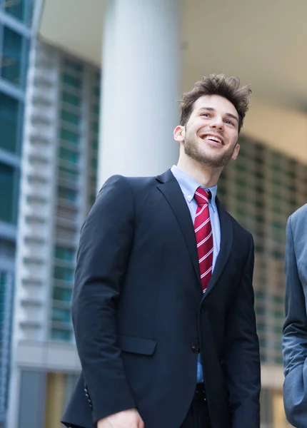 Empresário Sorridente Caminhando Para Seu Escritório — Fotografia de Stock