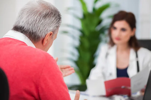 Médico Conversando Com Seu Paciente Seu Escritório — Fotografia de Stock