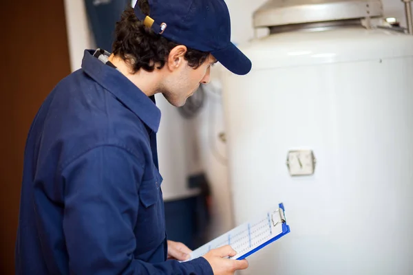 Technician Servicing Hot Water Heater — Stock Photo, Image