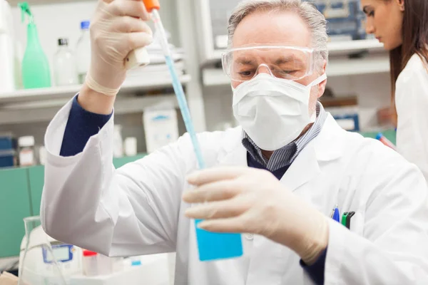 Hombre Trabajando Laboratorio Moderno — Foto de Stock