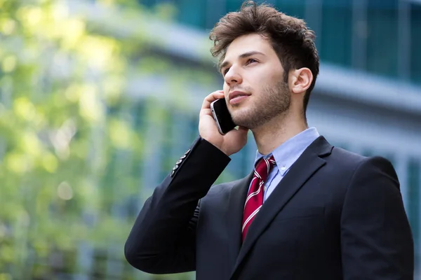 Jeune Manager Téléphone Plein Air Dans Cadre Urbain — Photo