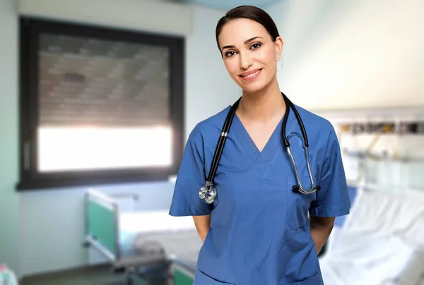 Jovem Enfermeira Retrato Hospital Sorrindo — Fotografia de Stock