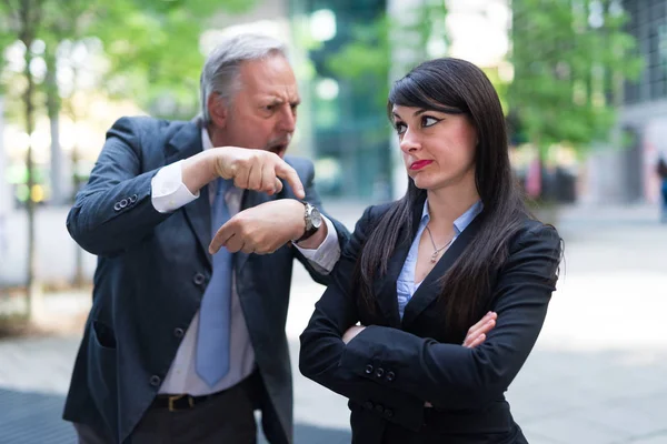 Boss Scolding Employee Being Late — Stock Photo, Image