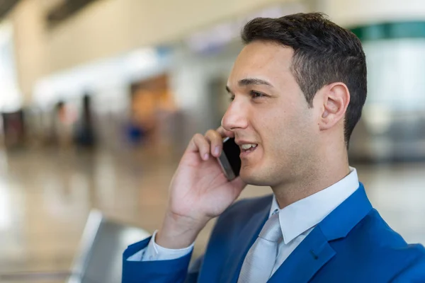 Zakenman Praten Mobiele Telefoon — Stockfoto