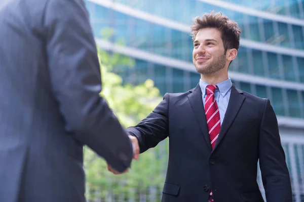 Uomini Affari Che Stringono Mano Davanti Ufficio — Foto Stock