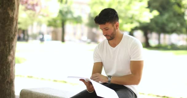 Estudiante Masculino Tachonado Parque — Vídeos de Stock