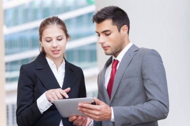 portre genç iş adamları dijital tablet kullanma