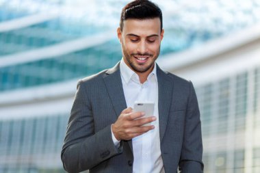 genç işadamı onun smartphone kullanarak