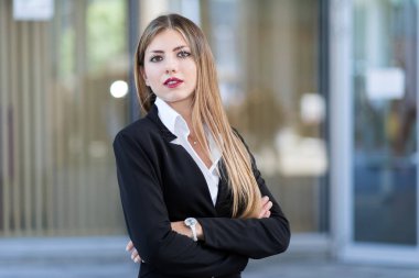 Modern bir şehir ortamında kendine güvenen genç bir bayan yönetici.