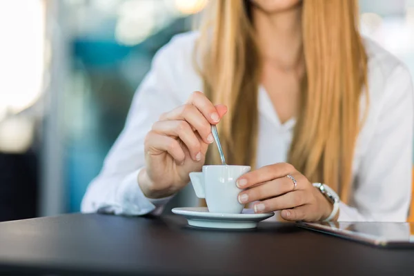 Närbild Kvinna Med Kopp Kaffe Bar — Stockfoto