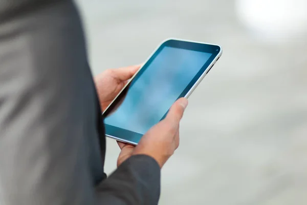 Egy Ember Egy Tabletta Számítógép Segítségével Részlete — Stock Fotó