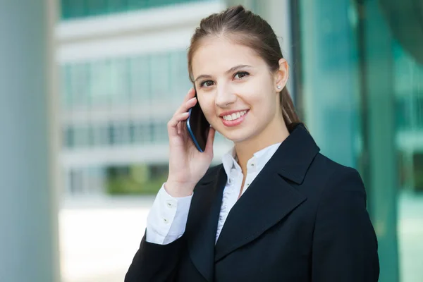 Retrato Uma Mulher Negócios Atraente Falando Telefone — Fotografia de Stock