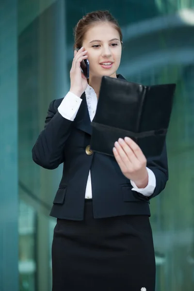 Retrato Uma Empresária Ocupada Falando Telefone — Fotografia de Stock