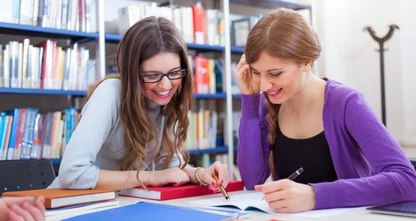 Friends Studying Together Library — Stock Photo, Image