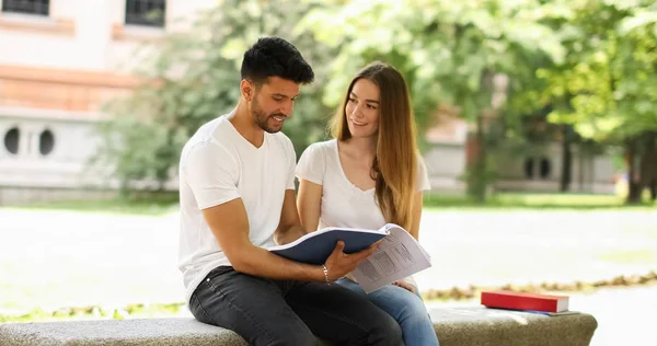 Dva Studenti Studující Společně Sedí Lavičce Venku — Stock fotografie