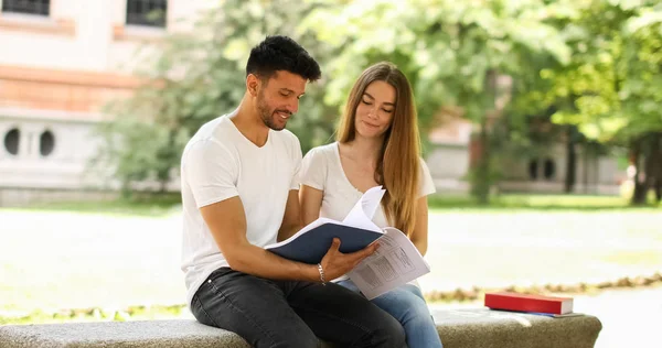 Dois Estudantes Estudando Juntos Sentados Banco Livre — Fotografia de Stock