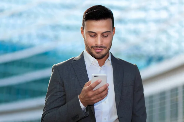 Joven Hombre Negocios Usando Teléfono Inteligente —  Fotos de Stock