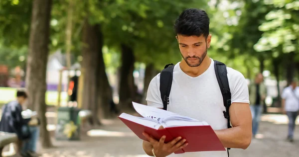 Bonito Jovem Lendo Livro Pátio Faculdade — Fotografia de Stock