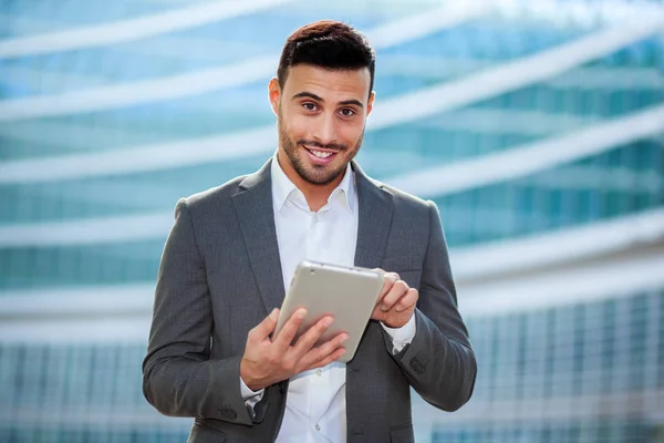 Portrét Smějící Muže Pomocí Digitální Tablet — Stock fotografie