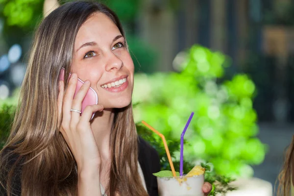Lächelnde Junge Frau Telefoniert Bei Einem Cocktail — Stockfoto