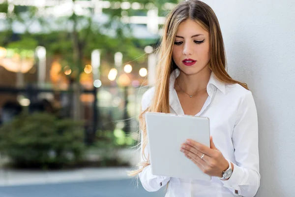 Leende Affärskvinna Med Hjälp Digital Tablett Utomhus — Stockfoto