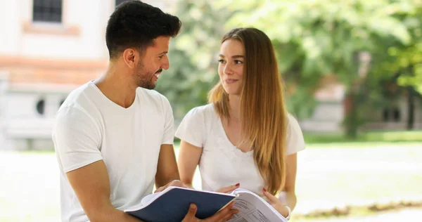 Due Studenti Che Studiano Insieme Seduti Una Panchina All Aperto — Foto Stock