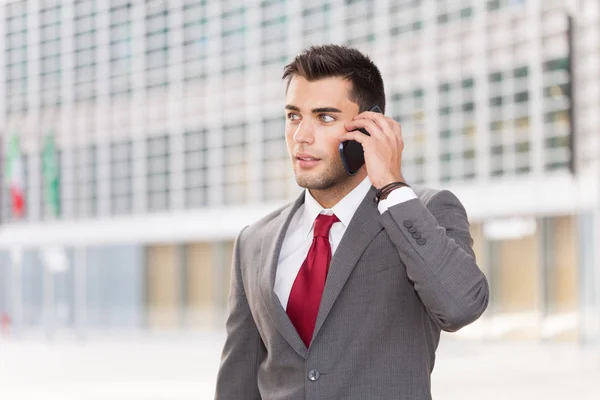 Przystojny Biznesmen Rozmawiający Przez Telefon — Zdjęcie stockowe