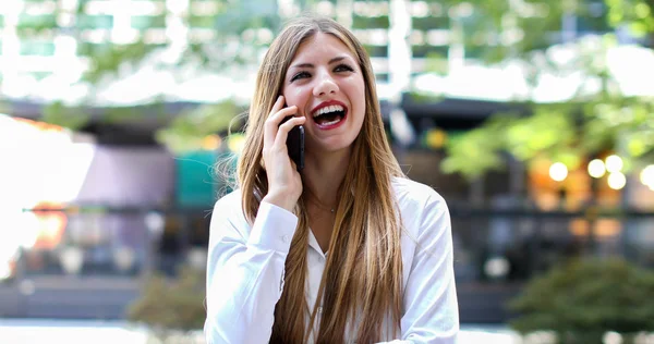 Joven Mujer Alegre Teléfono Aire Libre Entorno Urbano Moderno Riendo —  Fotos de Stock