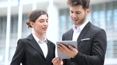 iş adamları şehirde dijital tablet kullanma 